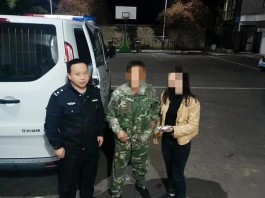 无声的“交流”民警暖心救助走失聋哑老人